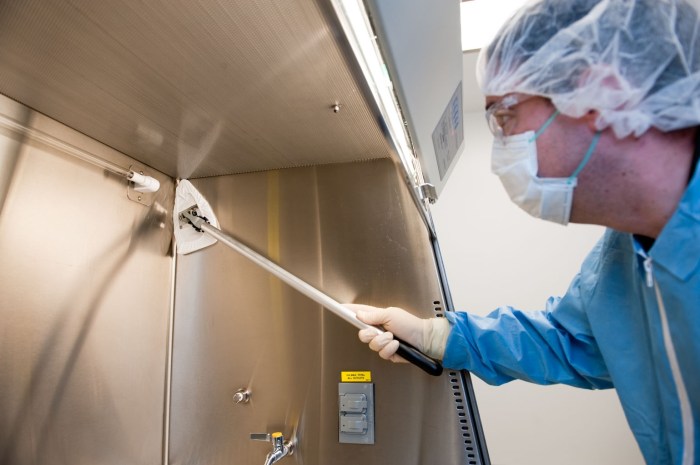 How to clean a horizontal laminar flow hood