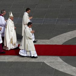 Pope mexico francis mexican sombrero visits crowd charro tries given him person city zocalo palma ap christian square main