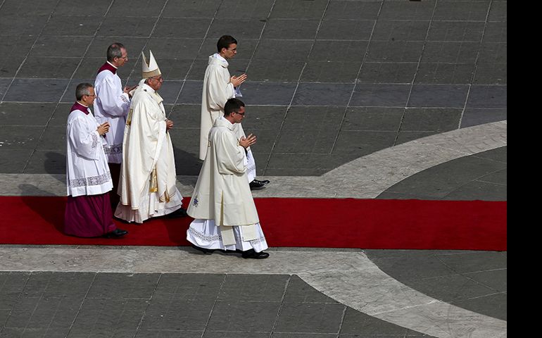 Pope mexico francis mexican sombrero visits crowd charro tries given him person city zocalo palma ap christian square main